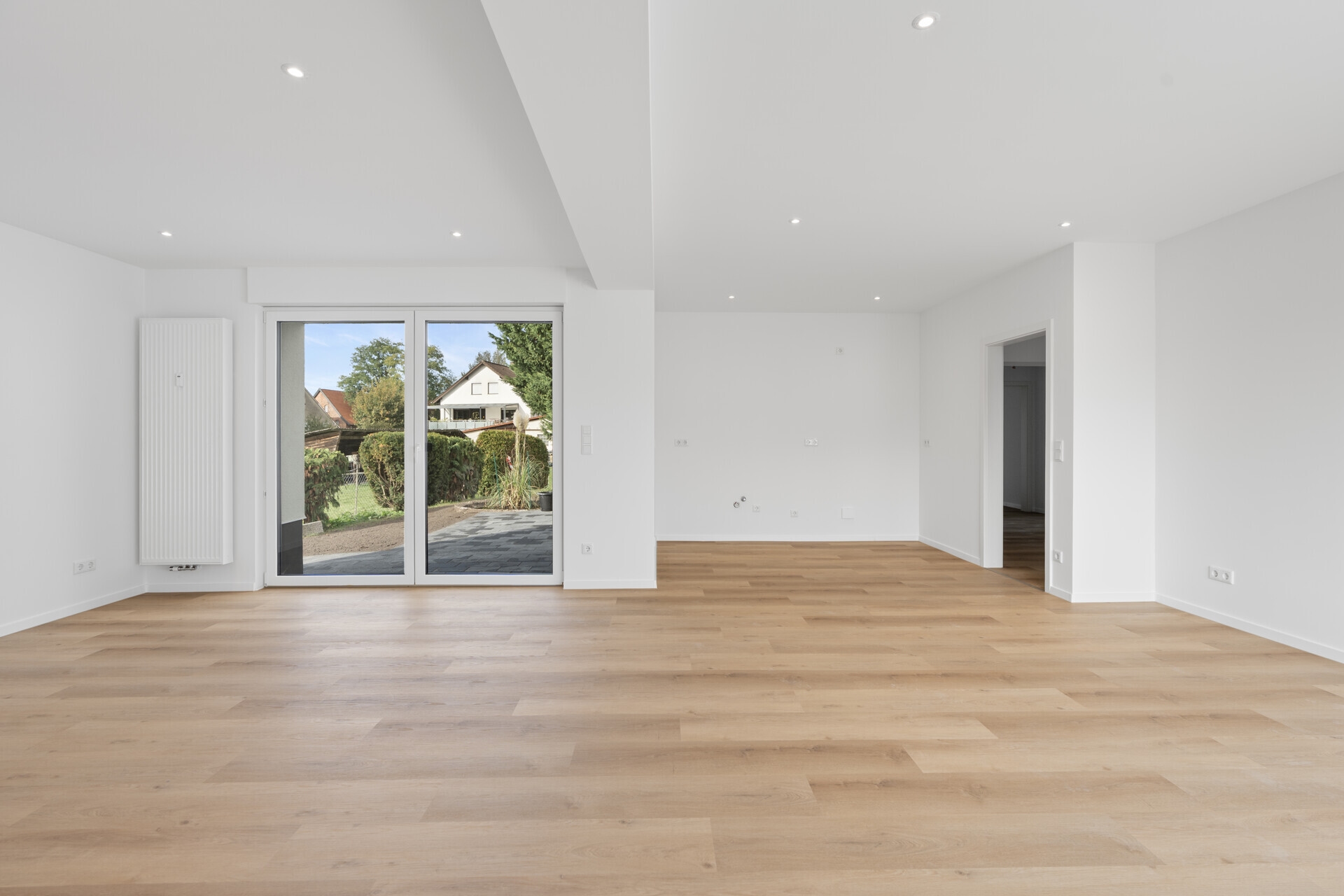 Offener Wohnbereich mit Küche und Terrassenzugang