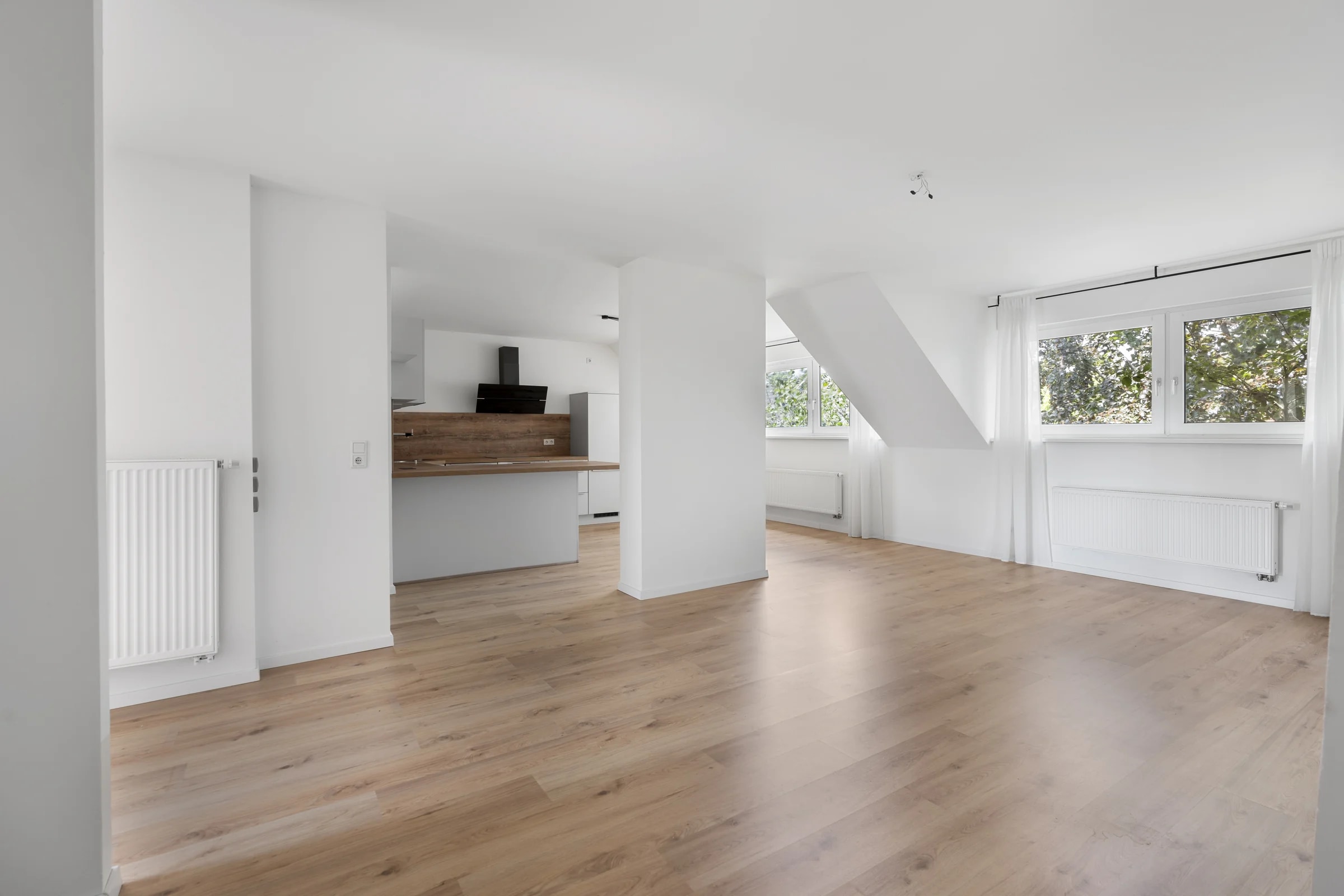 Helle Dachgeschosswohnung mit offener Küche für eine professionelle Immobilienpräsentation